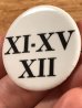 Ⅺ-XV Ⅻのローマ数字が書かれたヴィンテージ缶バッチ