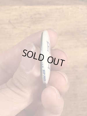 Frodo Livesのメッセージが書かれたビンテージ缶バッジ