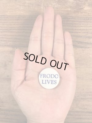 Frodo Livesのメッセージが書かれたビンテージ缶バッジ