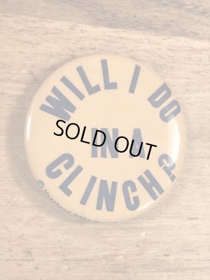 Will I Do In A Clinch?のメッセージが書かれたビンテージ缶バッジ