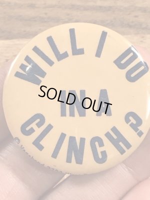 Will I Do In A Clinch?のメッセージが書かれたビンテージ缶バッジ