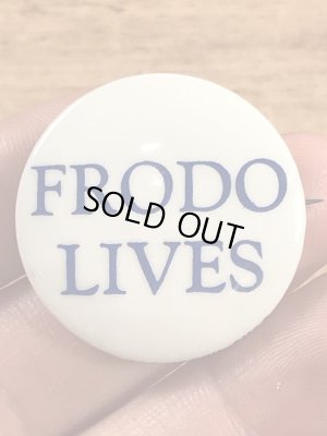 Frodo Livesのメッセージが書かれたビンテージ缶バッジ