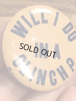 Will I Do In A Clinch?のメッセージが書かれたビンテージ缶バッジ