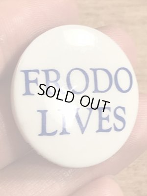 Frodo Livesのメッセージが書かれたビンテージ缶バッジ