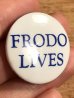 Frodo Livesのメッセージが書かれたビンテージ缶バッジ