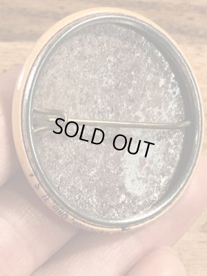 Will I Do In A Clinch?のメッセージが書かれたヴィンテージ缶バッチ