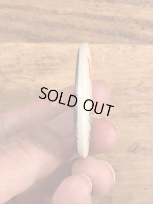 Kinsella's A Helluva Fellaのメッセージが書かれたビンテージ缶バッジ