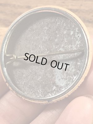 Will I Do In A Clinch?のメッセージが書かれたビンテージ缶バッジ