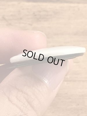 Frodo Livesのメッセージが書かれたビンテージ缶バッジ