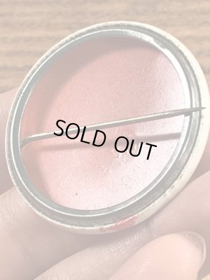 Kinsella's A Helluva Fellaのメッセージが書かれたビンテージ缶バッジ