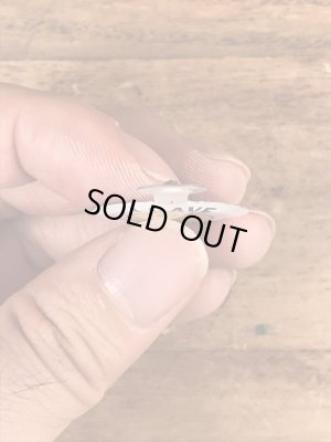 スマイルのメッセージが書かれたヴィンテージタブバッチ