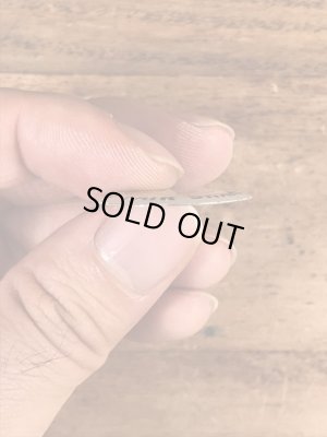 スマイルのメッセージが書かれたヴィンテージタブバッチ