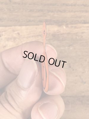 スマイルの顔が描かれたビンテージタブバッジ