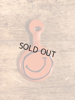 スマイルの顔が描かれたビンテージタブバッジ