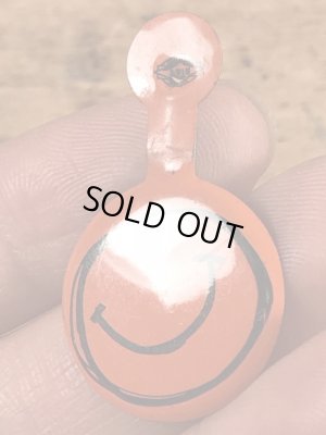 スマイルの顔が描かれたヴィンテージタブバッチ