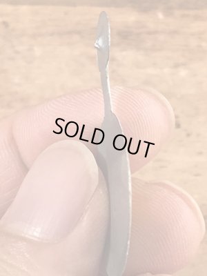 スマイルのメッセージが書かれたヴィンテージタブバッチ