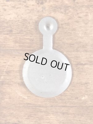 スマイルのメッセージが書かれたヴィンテージタブバッチ