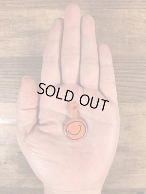 スマイルの顔が描かれたビンテージタブバッジ