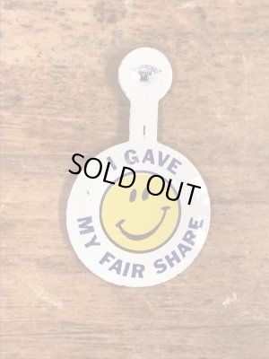 スマイルの顔が描かれたビンテージタブバッジ