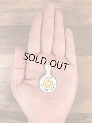 スマイルの顔が描かれたビンテージタブバッジ