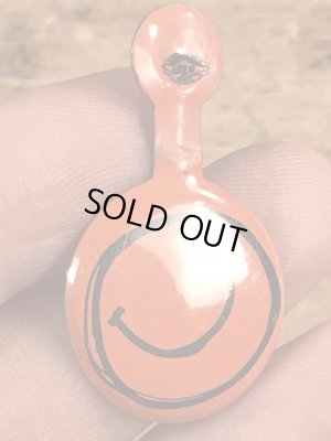 スマイルの顔が描かれたビンテージタブバッジ