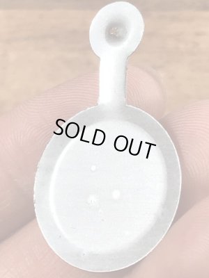 スマイルのメッセージが書かれたヴィンテージタブバッチ