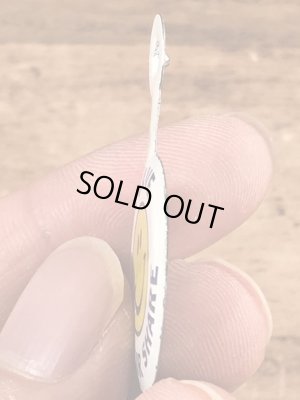 スマイルのメッセージが書かれたヴィンテージタブバッチ