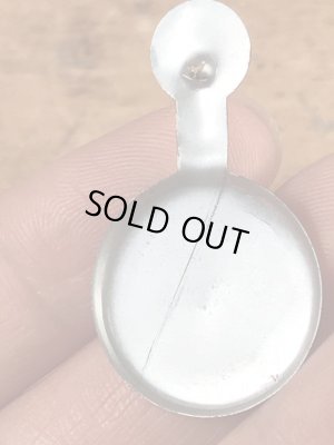 スマイルの顔が描かれたビンテージタブバッジ