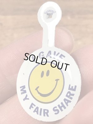 スマイルのメッセージが書かれたヴィンテージタブバッチ