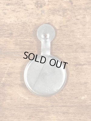 スマイルの顔が描かれたヴィンテージタブバッチ