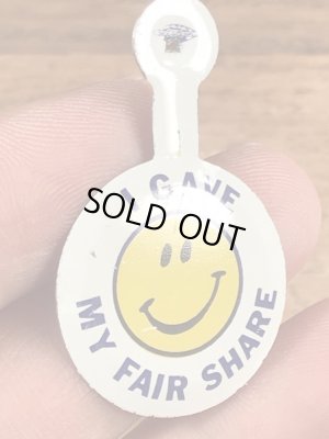 スマイルの顔が描かれたビンテージタブバッジ