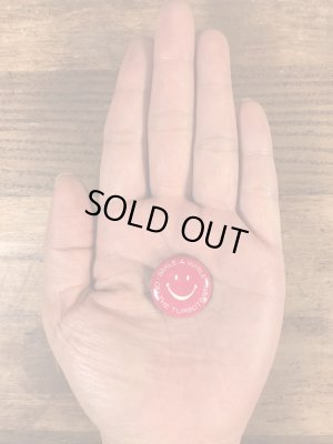 スマイルの顔とメッセージが書かれたビンテージ缶バッジ