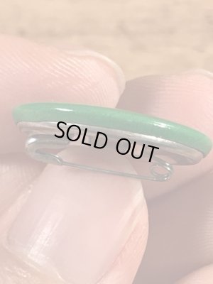 目がクローバーになったスマイルフェイスのヴィンテージ缶バッチ