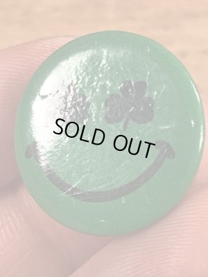 目がクローバーになったスマイルフェイスのヴィンテージ缶バッチ