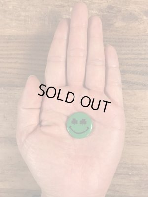 目がクローバーになったスマイルのビンテージ缶バッジ