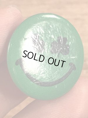 目がクローバーになったスマイルのビンテージ缶バッジ