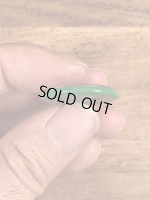 目がクローバーになったスマイルフェイスのヴィンテージ缶バッチ