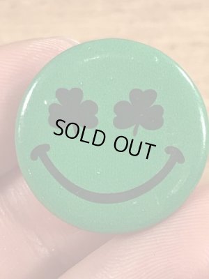 目がクローバーになったスマイルのビンテージ缶バッジ