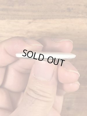 目がクローバーになったスマイルフェイスのヴィンテージ缶バッチ