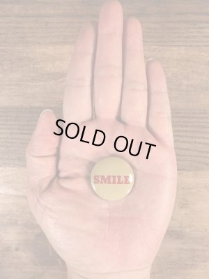 70年代〜頃のスマイルの文字が書かれたビンテージ缶バッジ