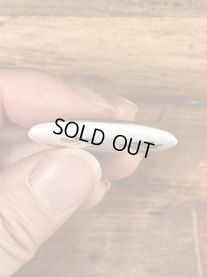 目がクローバーになったスマイルフェイスのヴィンテージ缶バッチ