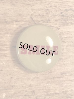 70年代〜頃のスマイルの文字が書かれたビンテージ缶バッジ