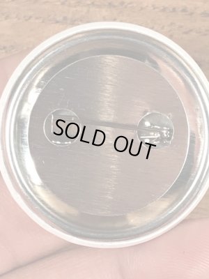 目がクローバーになったスマイルフェイスのヴィンテージ缶バッチ