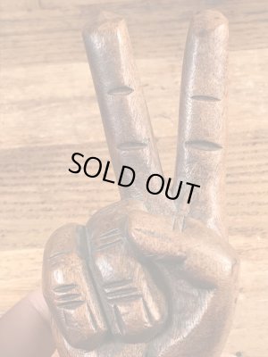 70年代頃のピースサインのビンテージの木彫り