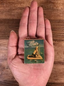 他の写真3: Advertising Pin Up Girl “Short On Sails” Matchbook　ピンナップガール　ビンテージ　マッチブック　40〜50年代