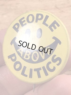 70’sのPeople Above Politicsのスマイルフェイスのヴィンテージの缶バッチ
