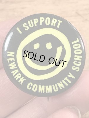 70年代頃のハイスクールのスマイルフェイスが描かれたビンテージの缶バッジ