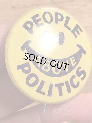 70年代頃のPeople Above Politicsのスマイルのビンテージの缶バッジ