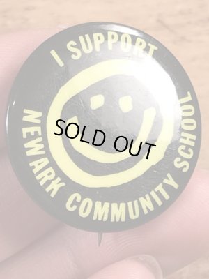 70年代頃のハイスクールのスマイルフェイスが描かれたビンテージの缶バッジ