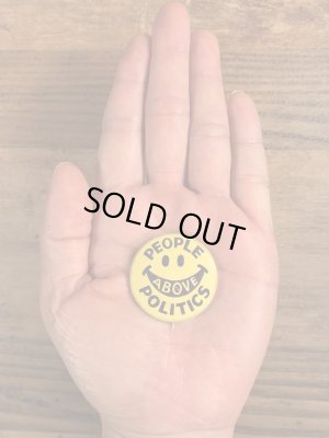 70年代頃のPeople Above Politicsのスマイルのビンテージの缶バッジ